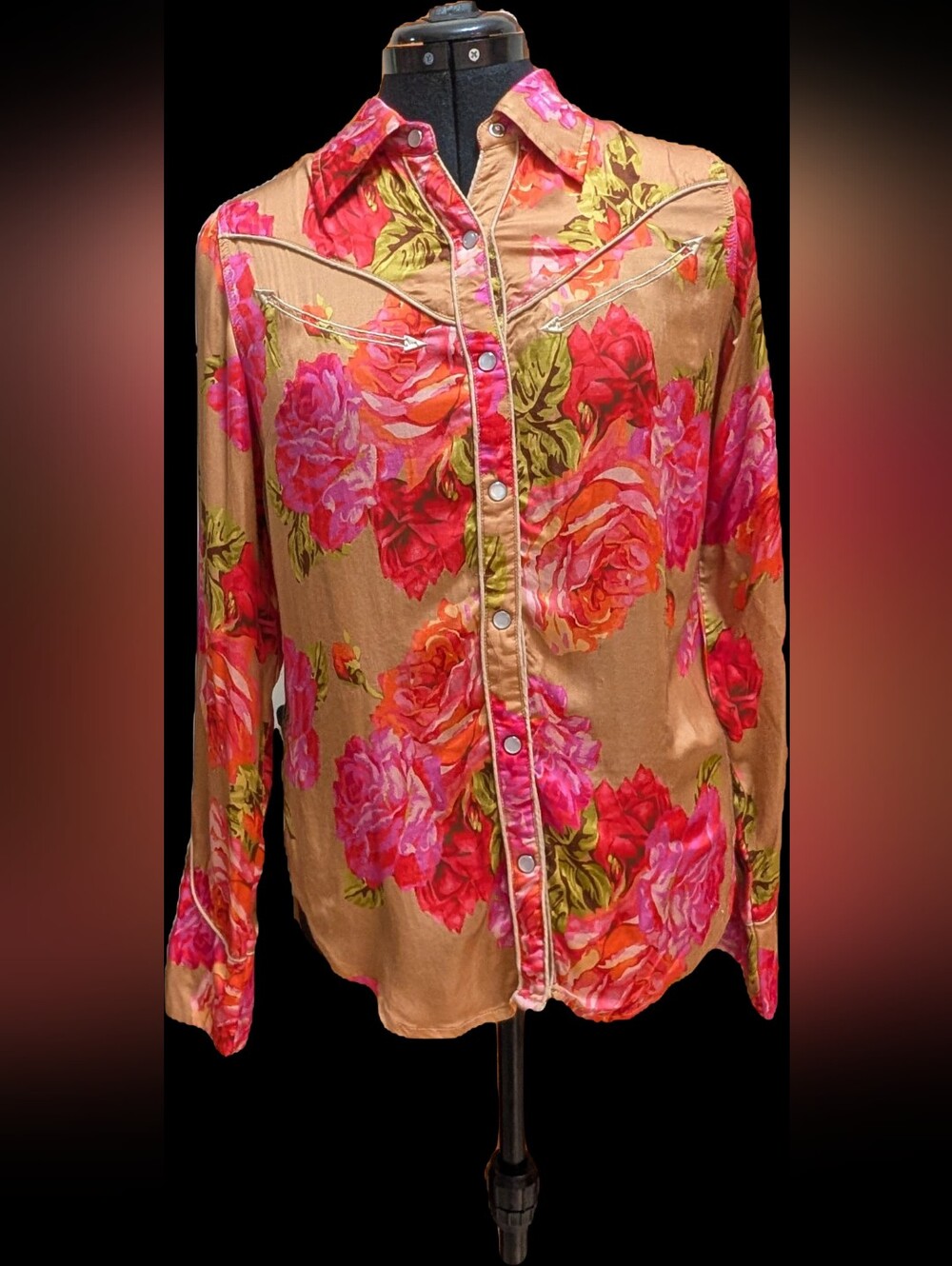 Rodeo Quincy Floral Pear Snap Button-Front Women’s Top with Pink & Red Roses